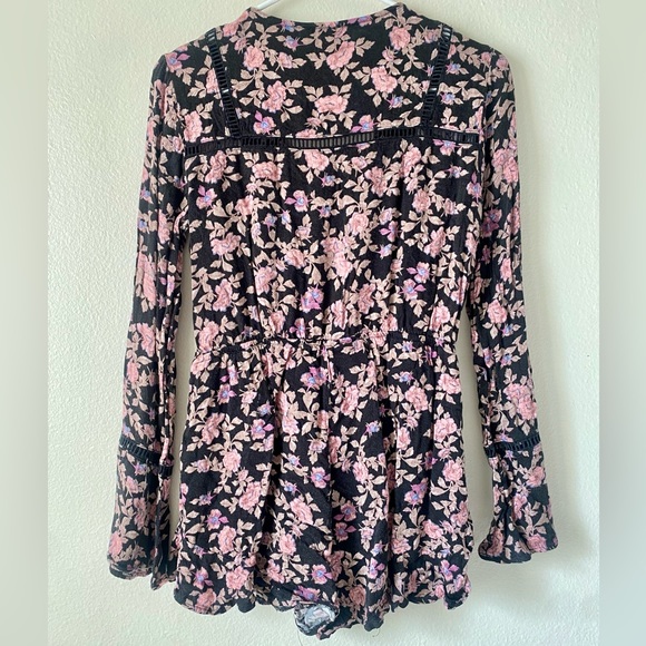 HONEY PUNCH Black & pink floral long sleeve romper W/v neckline, sz M - Picture 12 of 16